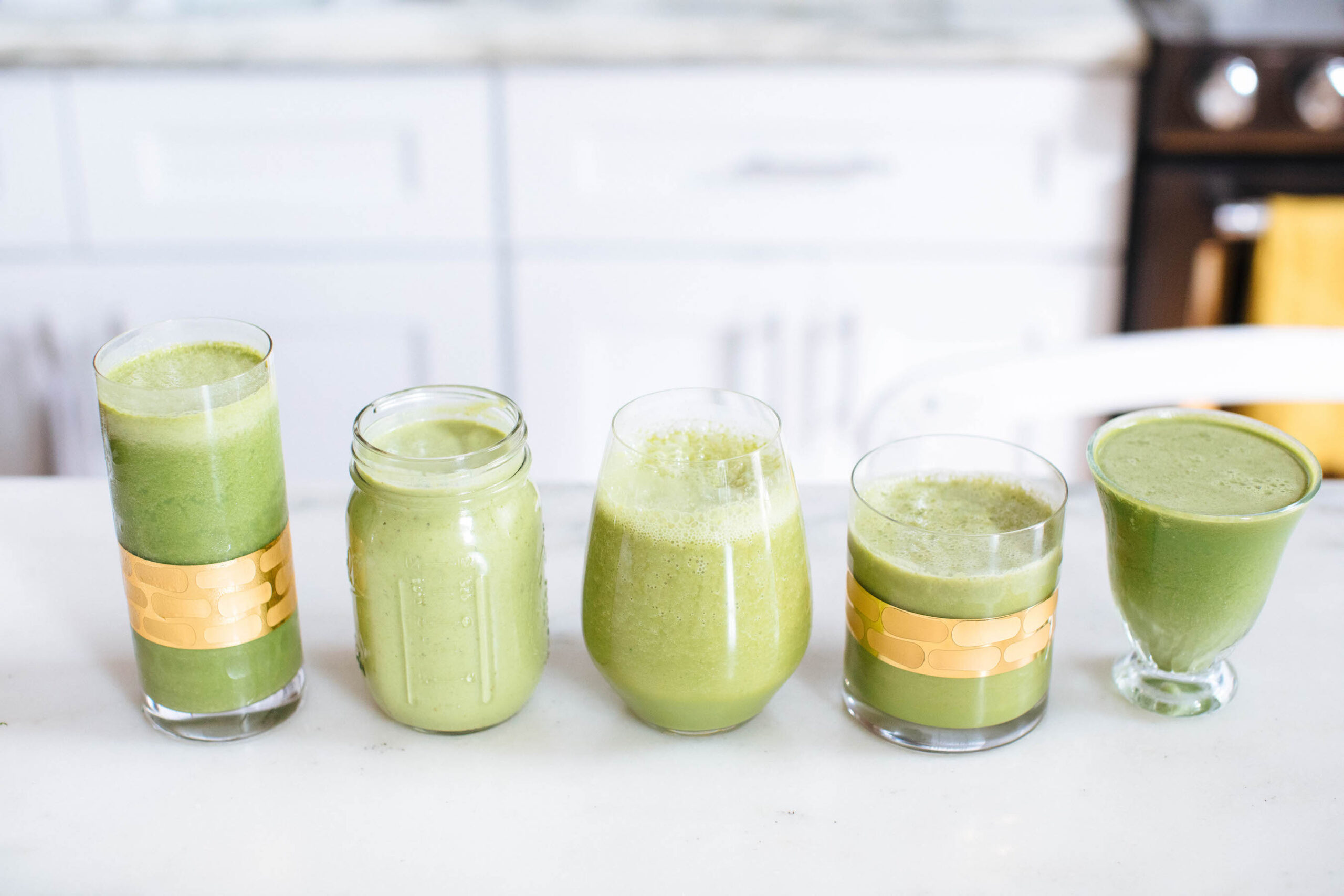 verschiedene grüne Smoothies aufgereiht
